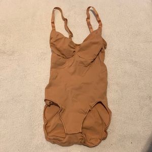 SKIMS SCULPTING BODYSUIT W. SNAPS Ochre